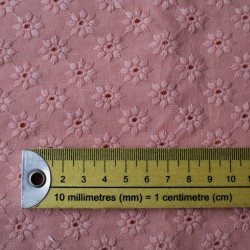 Bawełna haftowana stokrotka kolor brudny różowy